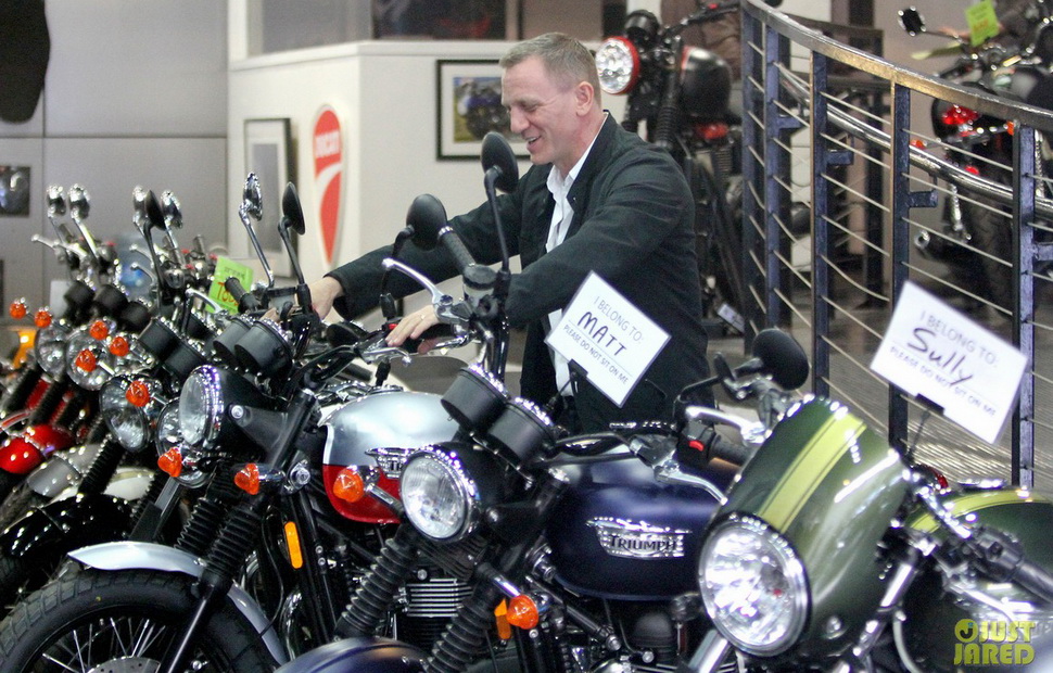 Даниэль Крейг, сыгравший Джеймса Бонда в последних сериях, известен как большой любитель британских классических мотоциклов