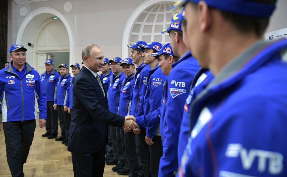 Президент России Владимир Путин лично поздравил команду КАМАЗ-Мастер с победой на Дакаре 2018 года