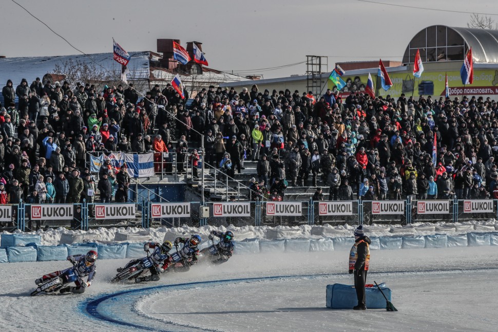Финал командного чемпионата мира по мотогонкам на льду в Шадринске прошел при полных трибунах и отличное погоде