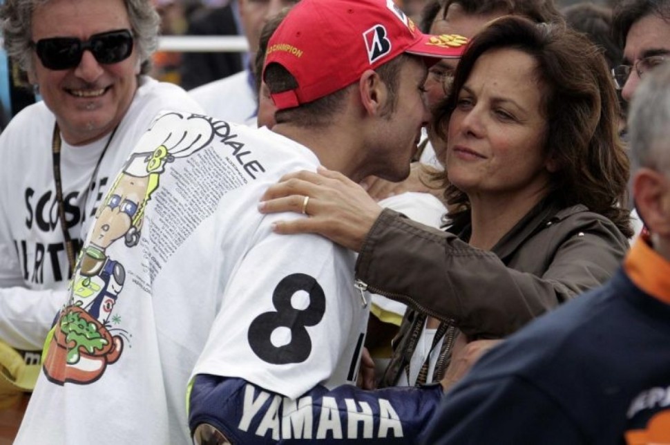 Валентино Росси и мама Стефания в день взятия 8-го титула (2008)