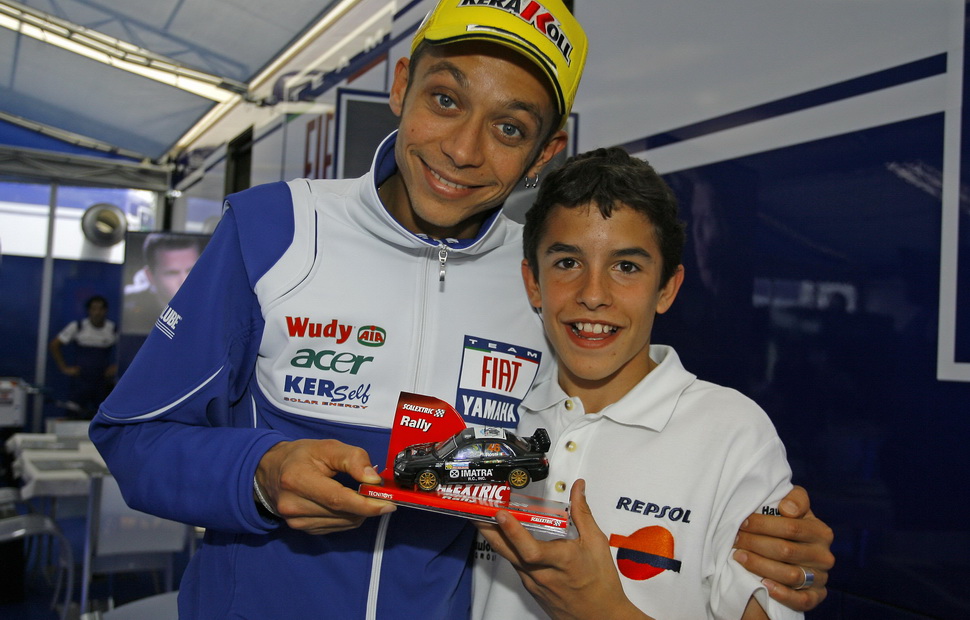 Это фото сделано на Гран-При Каталонии 2008 года: Маркесу 15 лет и он чемпион Каталонии, а Росси 9-кратный чемпион мира