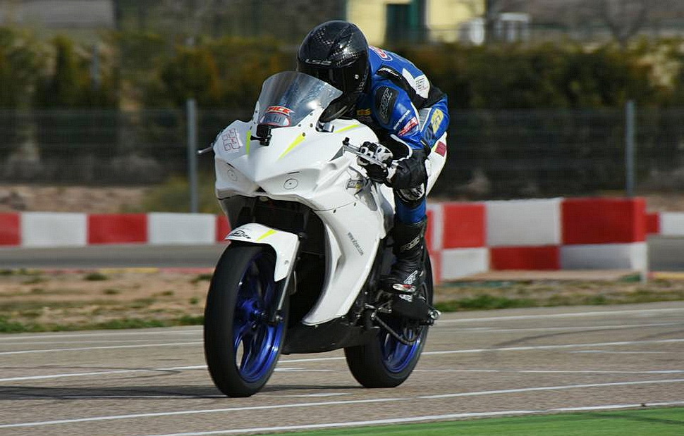 Никита Калини пробует свой новый Kawasaki Ninja 400 в Арагоне. Фото: Björn Karlsson