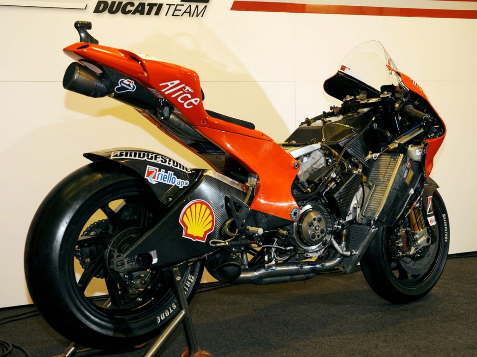 Ducati Desmosedici GP09 с карбоновым монококом и маятником
