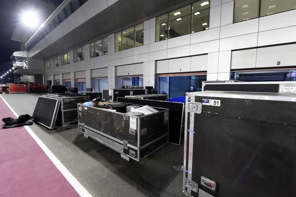 По завершении Гран-При Катара у Dorna Sports есть 4-6 часов для того, чтобы собрать паддок в контейнеры и загрузить все в фуры