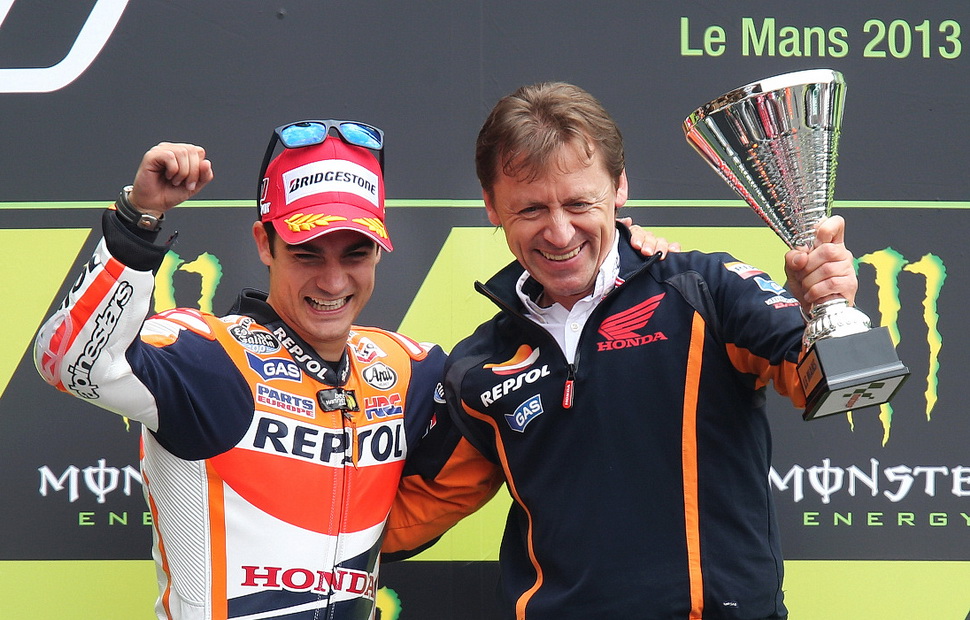 Майк Ляйтнер, шеф гоночной бригады Дани Педросы в Repsol Honda вместе со своим пилотом на подиуме Гран-При Франции 2013 года