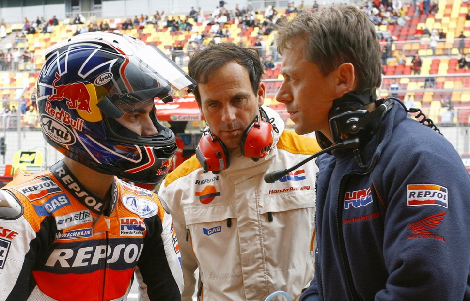 Альберто Пуч (в центре), экс-менеджер Дани Педросы вернулся в Repsol Honda. На фото все трое (и Ляйтнер, справа)