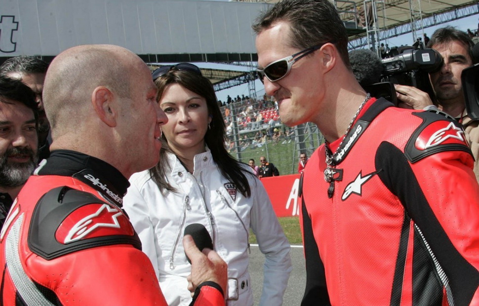 Мамола объясняет Шумахеру правила поведения во время демонстрационного заезда на Ducati в качестве пассажира