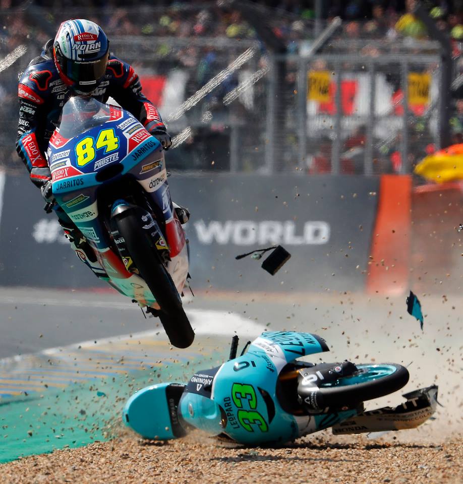 Удивительный прыжок из мотокросса - в Мото Гран-При: Якуб Корнфейл перемахнул через упавший мотоцикл Энеа Бастианини