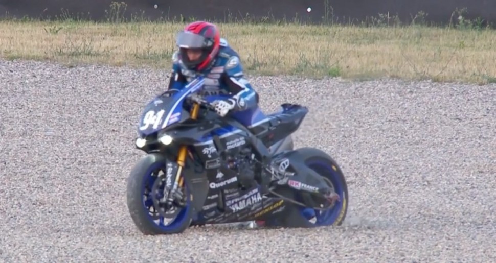 Майк Ди Меглио роняет свой GMT94 Yamaha на последних минутах гонки
