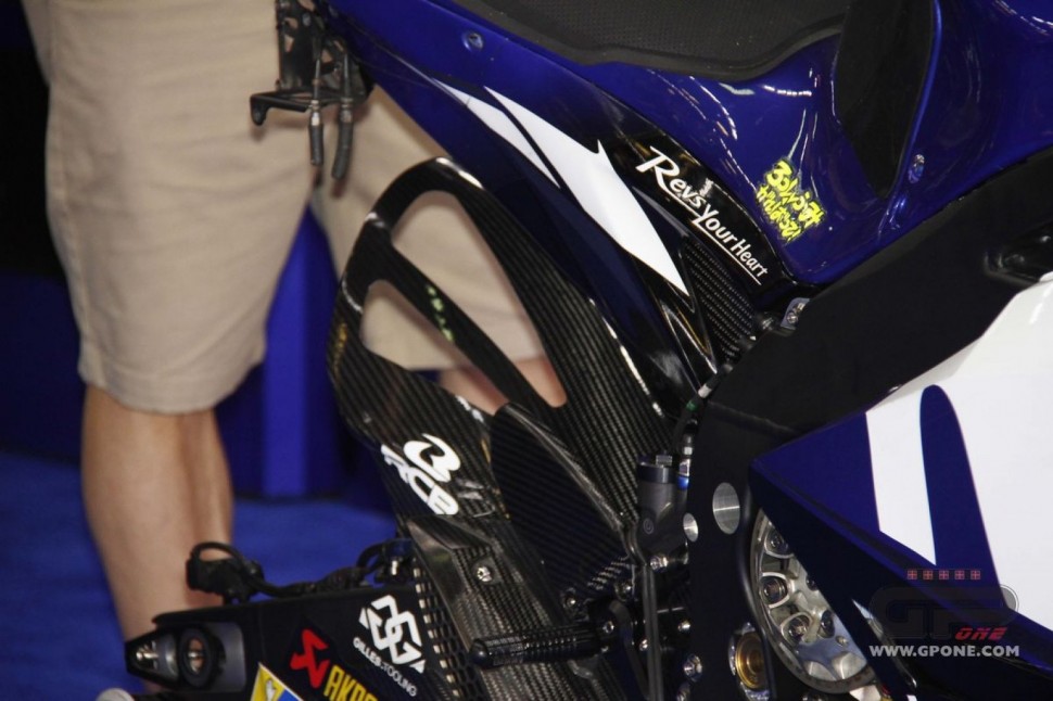 Новый хаггер Yamaha YZR-M1 Валентино Росси - в форме закрылков