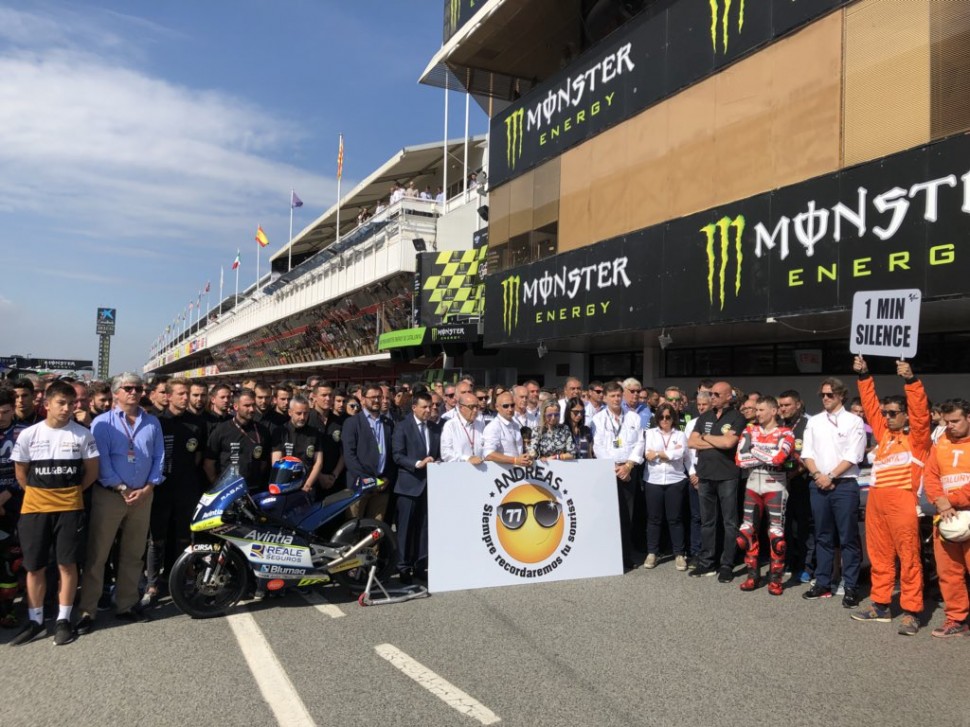 Пилоты Moto2, Moto3 и MotoGP вышли на стартовую прямую Circuit de Barcelona-Catalunya перед началом гоночного дня