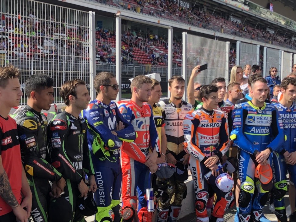 Пилоты Moto2, Moto3 и MotoGP вышли на стартовую прямую Circuit de Barcelona-Catalunya перед началом гоночного дня