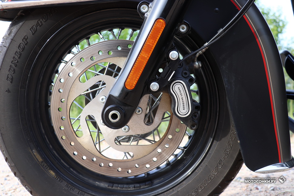 Тормоза с лейблом Harley-Davidson сделаны Brembo, покрышки - Dunlop. Подвески - Showa