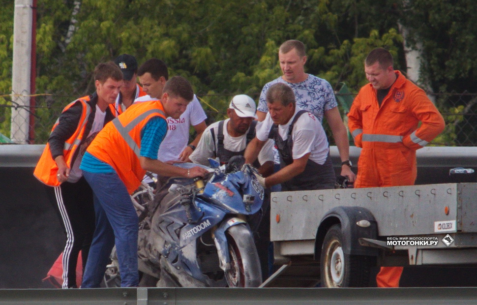 Мотоцикл Шумилина грузят на эвакуатор