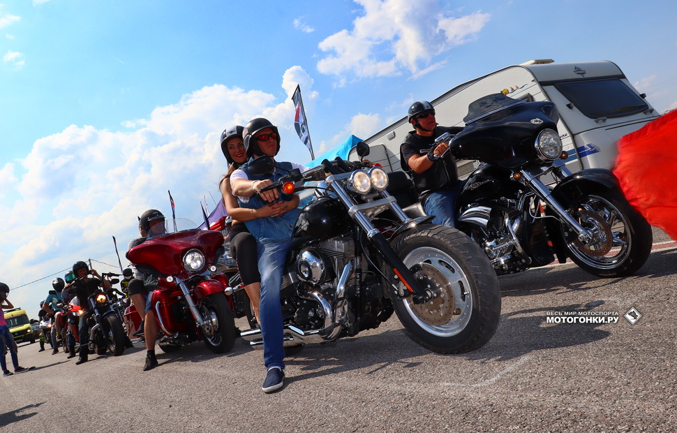 Колонна мотоциклистов готова к кругу почета по Автодрому