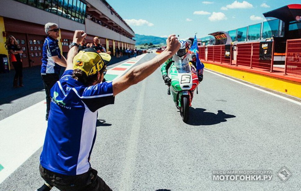 Валентино Росси приветствует своего любимчика Романо Фенати, выигравшего Гран-При Италии в 2014 году