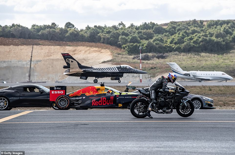 Гонка - мотоцикл против суперкаров и самолетов: кто кого?