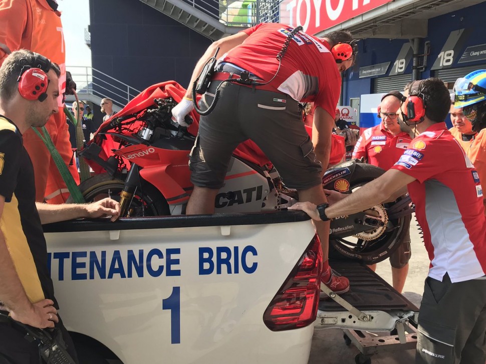 Мотоцикл Лоренцо доставлен обратно в гараж Ducati