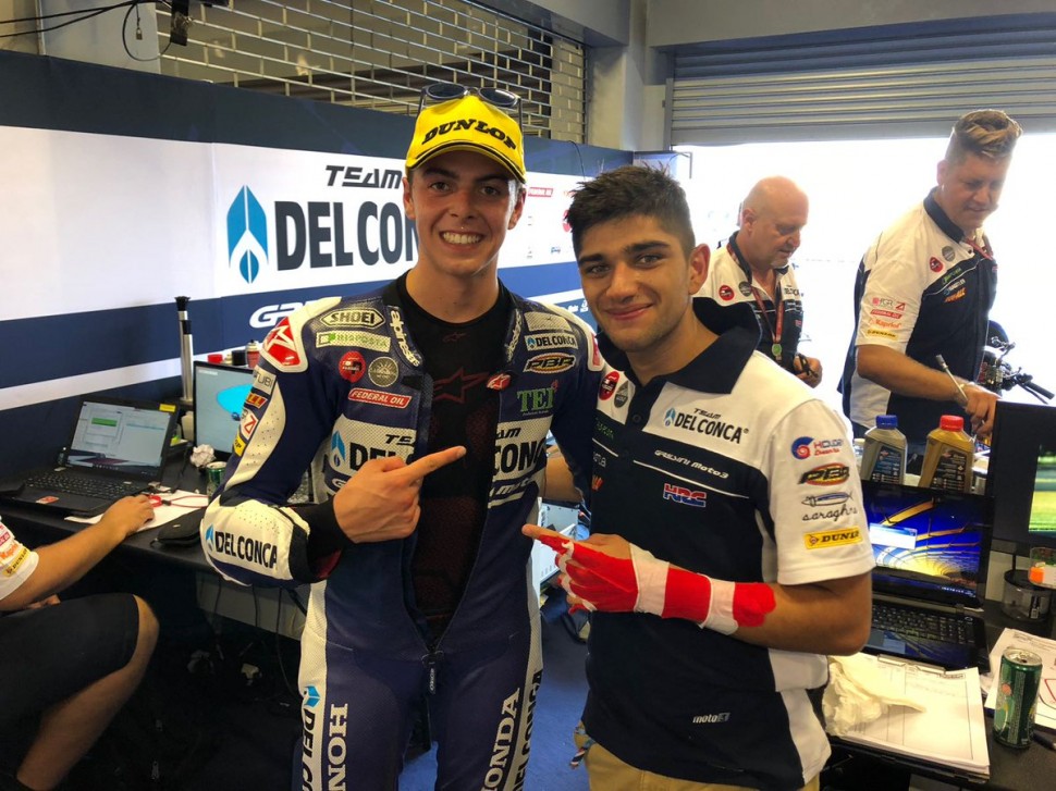 Счастливые напарники по Gresini Moto3 - Фабио Ди Джианантонио и лидер чемпионата Хорхе Мартин после финиша Гран-При Таиланда