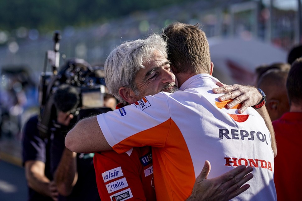 Босс Ducati Corse поздравляет директора Repsol Honda с победой в чемпионате