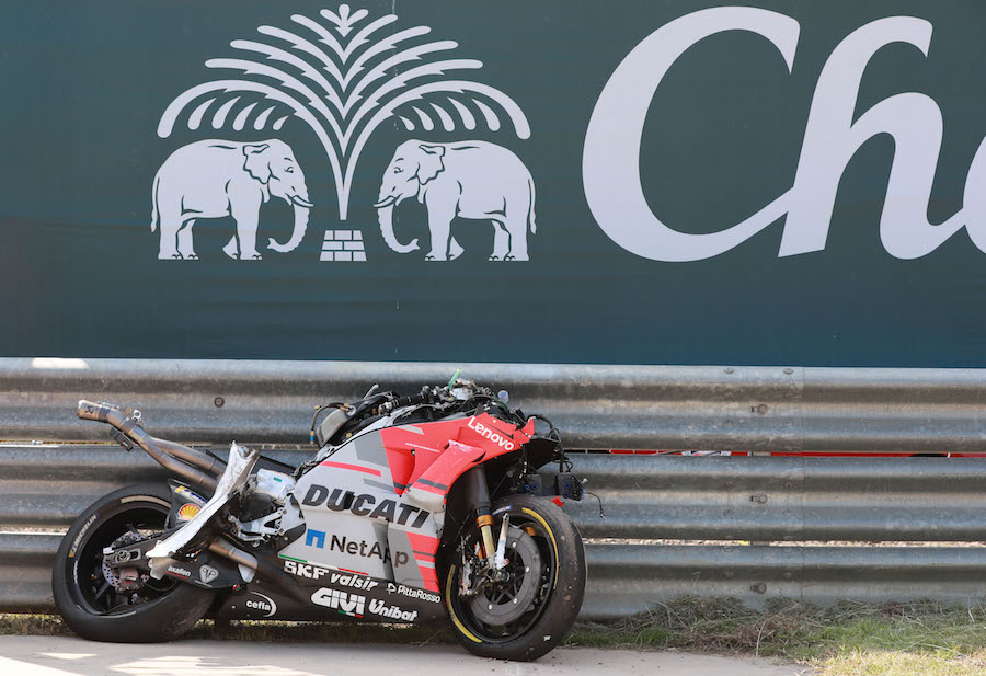 В сеть попали лишь немногие фотографии развороченного Ducati Лоренцо, остальные были проданы Honda