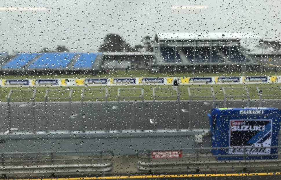 Вид на пит-лейн Phillip Island Circuit перед стартом квалификаций Гран-При Австралии