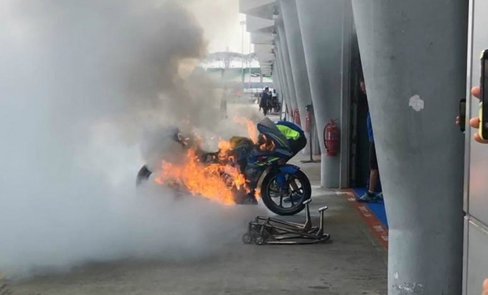 Suzuki GSX-RR Алекса Ринса полностью сгорел на пит-лейне Sepang International Circuit в четверг вечером