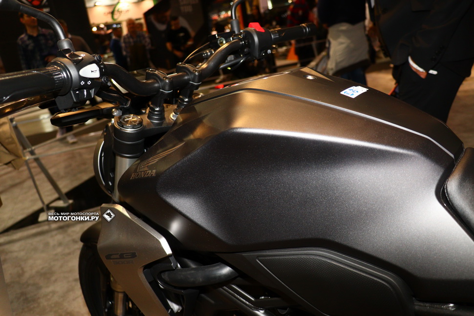Форма бензобака Honda CB650R (2019) - бесшовный дизайн, суперзацепистая поверхность и комфортные ниши для коленей