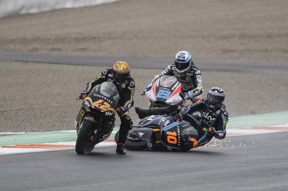 Гонка за Гран-При Валенсии в классе Moto3 началась с хаоса в рядах Sky Racing Team VR46