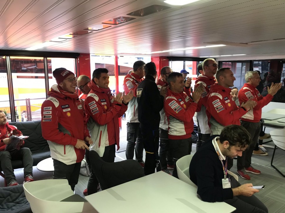 Инженеры Ducati Corse пришли попрощаться с Лоренцо на пресс-конференцию
