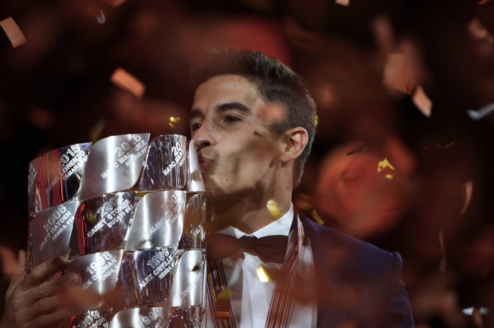 Марк Маркес, 5-кратный чемпион MotoGP целует Башню Чемпионов на церемонии FIM MotoGP Awards 2018