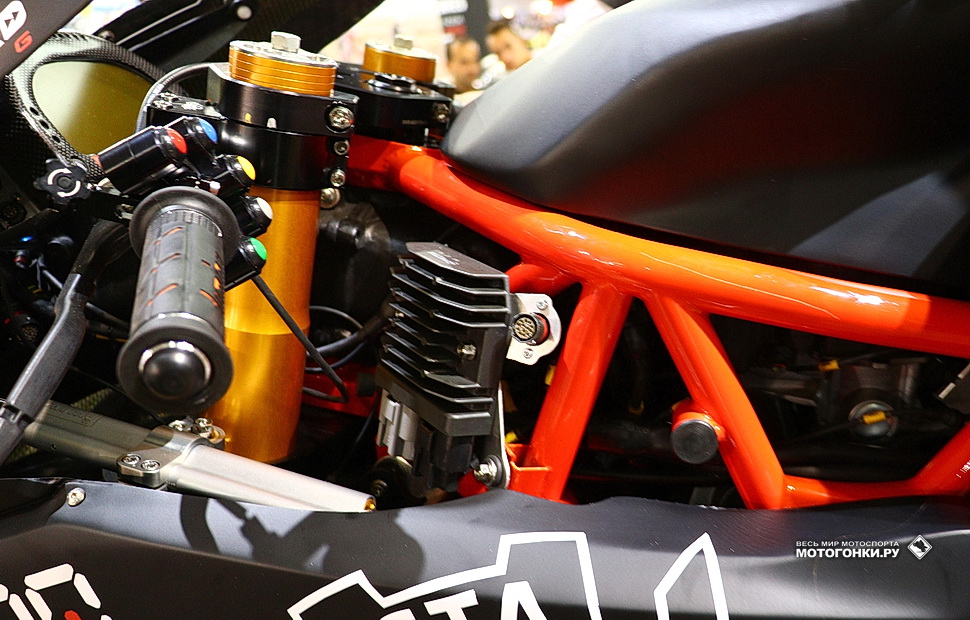 Прототип MV Agsuta Moto2 - стальная рама в сочетании с алюминиевым маятником и мощной перемычкой