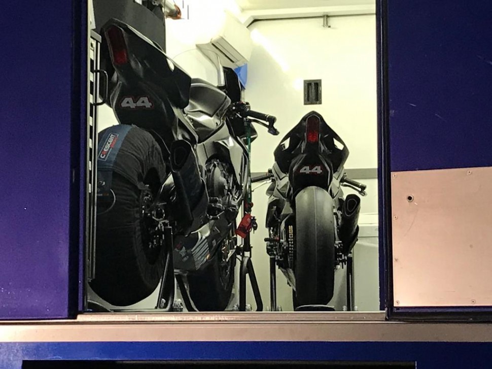 Мотоциклы в трейлере PATA Yamaha после тестов: №44 - тот самый байк Льюиса Хэмилтона