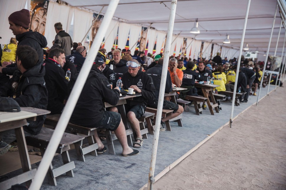 Кейтеринг на бивуаке Дакара преимущественно заполнен механиками и другими членами команд, гонщики появляются там только на ужин