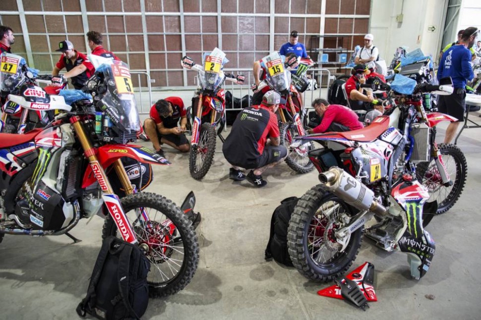 Заводская команда Honda на технических проверках в Лиме