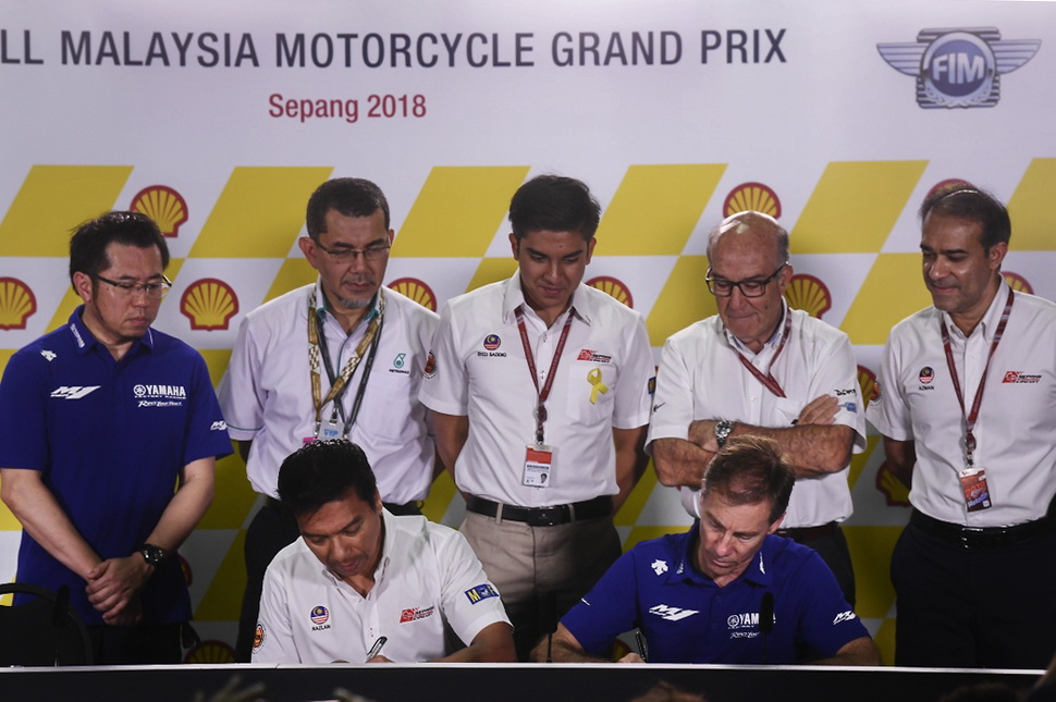Момент подписания контракта Petronas, Sepang Racing Team и Yamaha Factory Racing в Сепанге