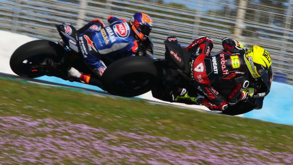 Альваро Баутиста - быстрейший Ducati среди большой группы соперников из Yamaha и Kawasaki