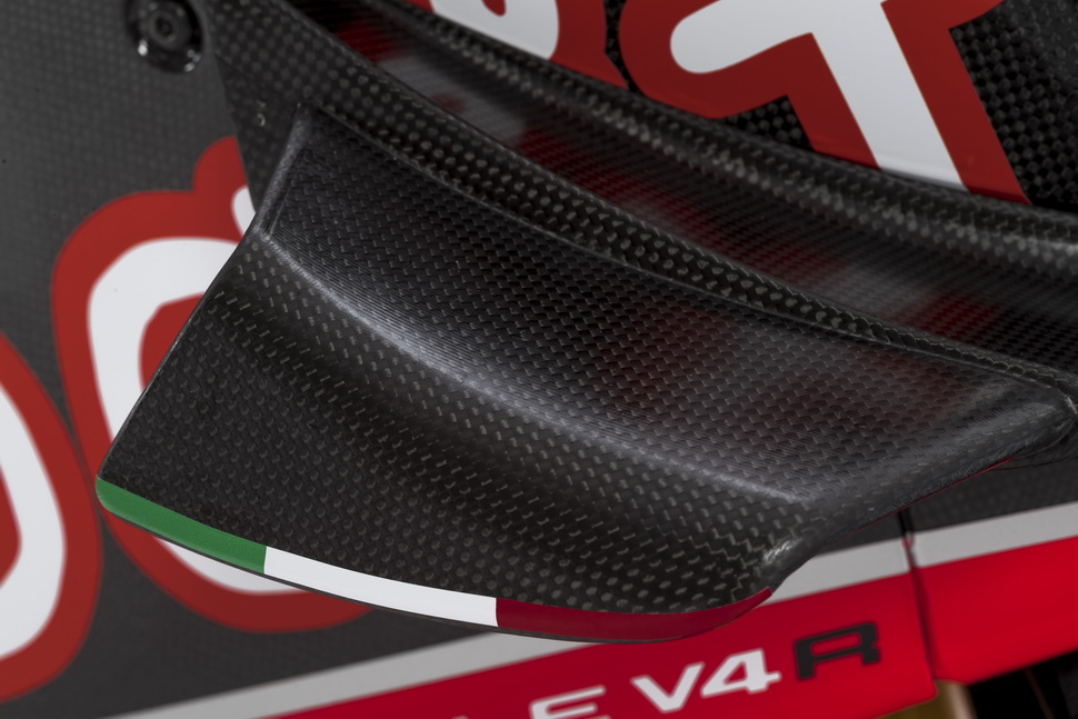 Карбоновые крылышки на супербайке Ducati V4 R