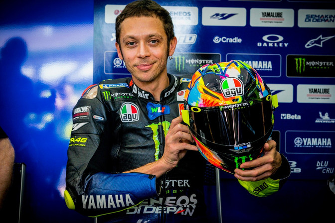 Валентино Росси показал новый зимний шлем AGV Pista GP