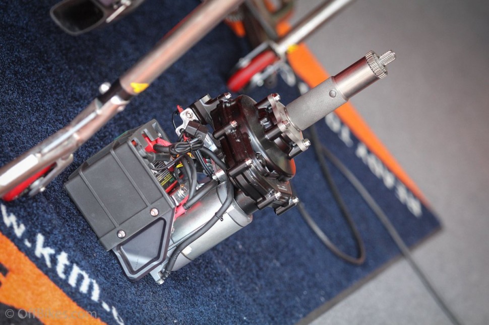 А вот как выглядит ручной стартер прототипа MotoGP