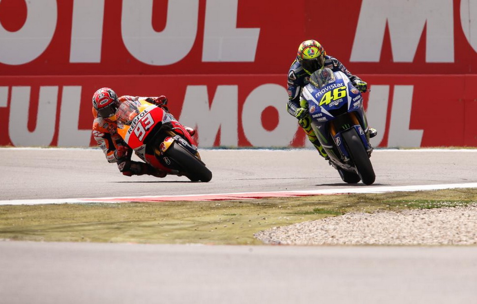 Мотокроссом по MotoGP: Росси решается форсировать гравийную ловушку - ради победы в Гран-При Нидерландов