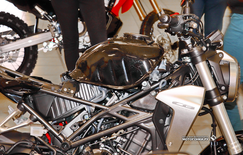 Honda CB300R без рубашки (защитного кожуха бензобака)