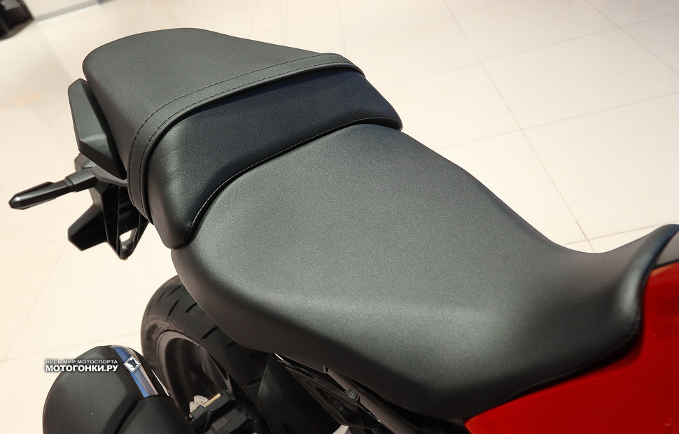 Двойное сиденье Honda CB300R