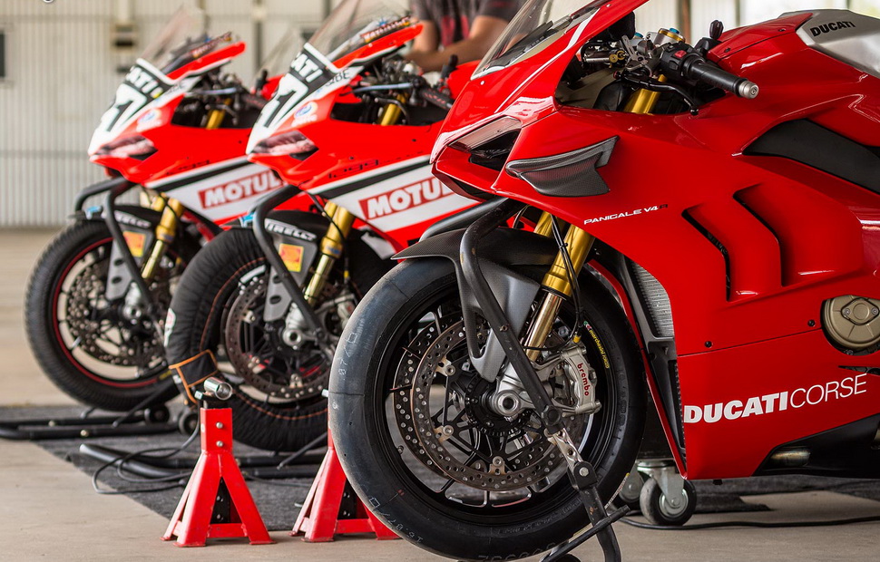 На тестах в Morgan Park: Ducati V4R в сравнении с Panigale 1299 R