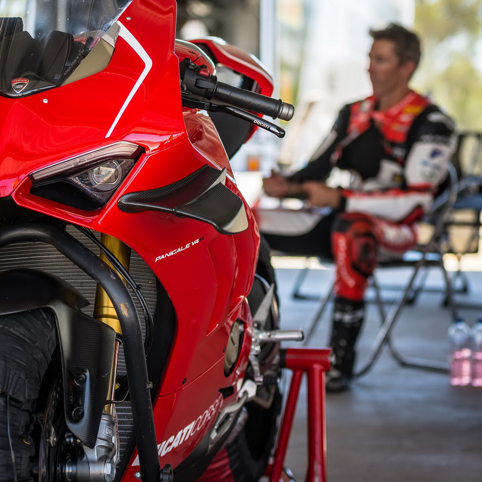 На тестах в Morgan Park: Ducati V4R в сравнении с Panigale 1299 R