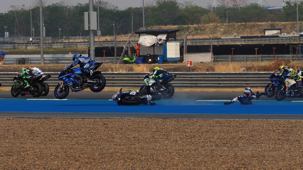 Корентин Перолари перепрыгивает на спортбайке через упавший мотоцикл