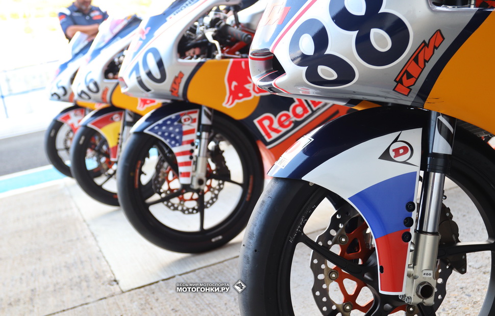 Road to MotoGP: мотоциклы Red Bull MotoGP Rookies Cup на пит-лейне Circuito de Jerez