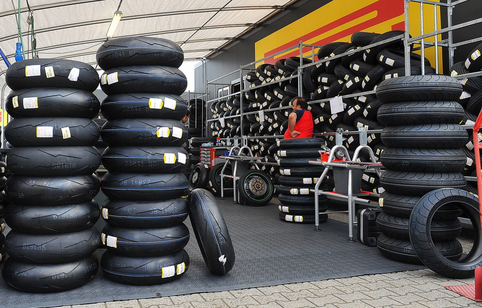 Pirelli продолжает постоянную разработки резины в World Superbike и испытывает ее каждую неделю на пилотах WSBK