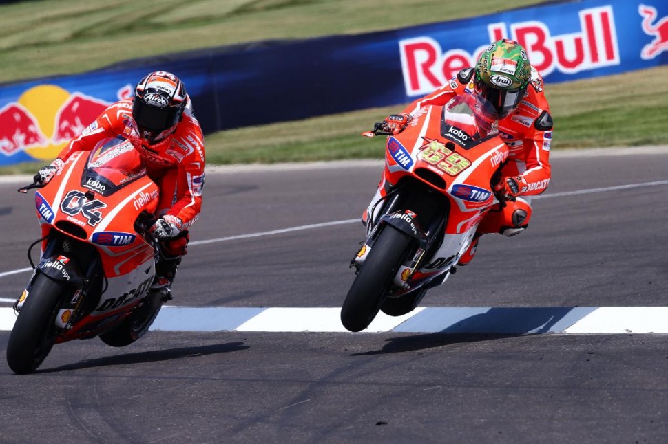 Один из самых знаменитых моментов Гран-При Индианаполиса 2013 года: Дови и Никки синхронно прыгают через поребрик