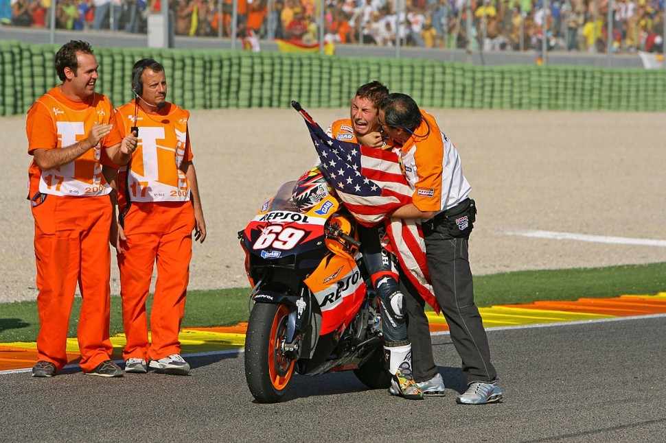 Один из самых трогательных моментов: Гран-При Валенсии 2006 года - Хейден только что стал чемпионом MotoGP